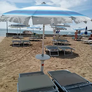 Appartamento Mare45 - 10 Minutes Walk From The With One Private Ombrella And Two Sun-beds, Eraclea Mare